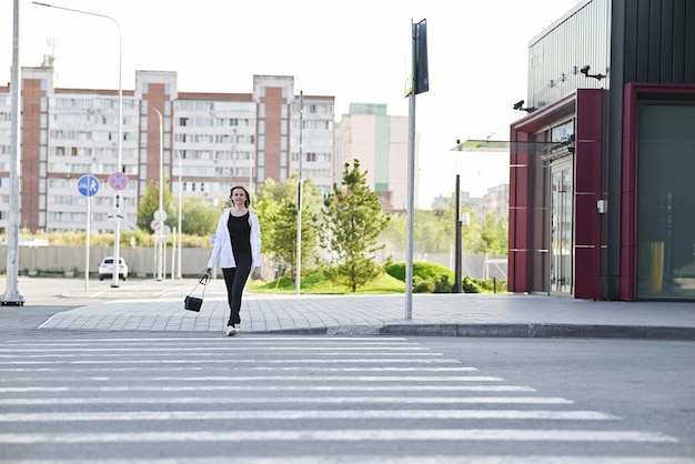 Foto mujer cruzando la carretera en un cruce peatonal