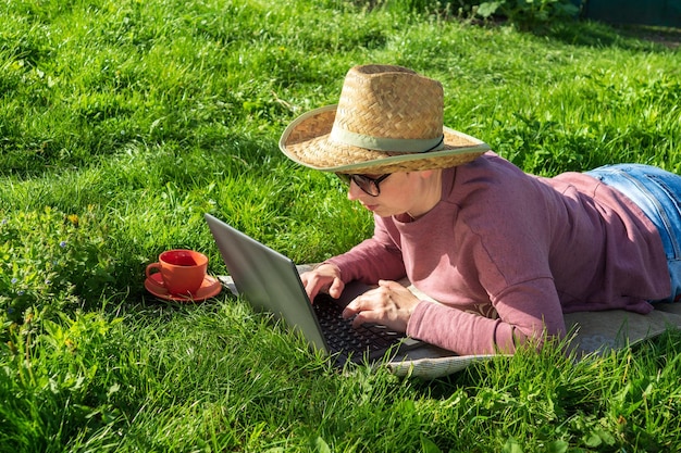 Mujer de cuarenta años independiente al aire libre