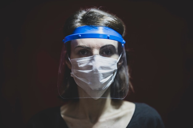 Foto una mujer en cuarentena de coronavirus