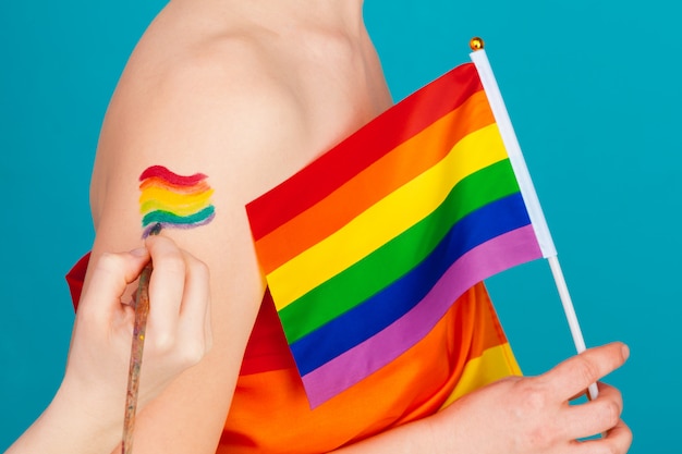 mujer cubriendo con bandera lgbt