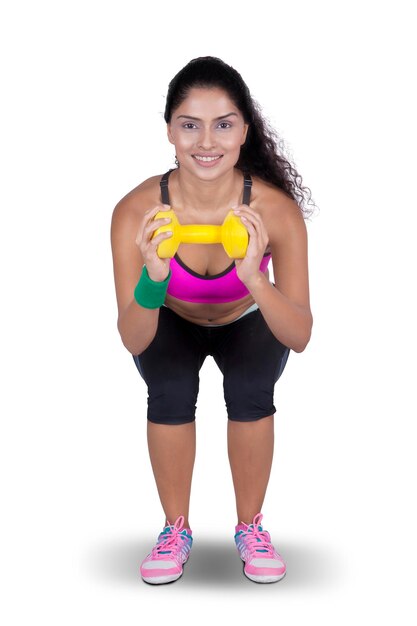 Foto mujer en cuclillas mientras levanta pesas