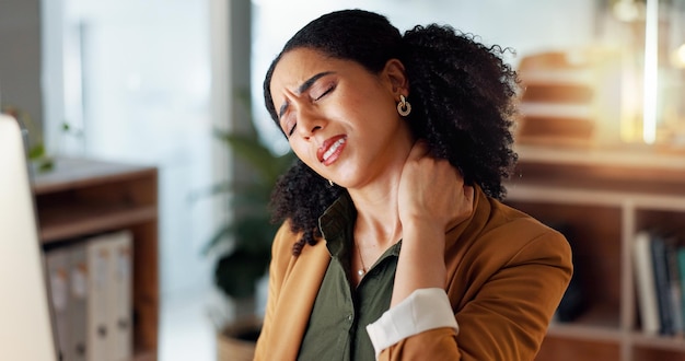 Foto mujer cuello y mano está dolorido oficina y dolor o calambre portátil y negocios o dolor mujer de negocios lesión y empresaria de inicio masaje y artritis o fatiga frustrada y lugar de trabajo