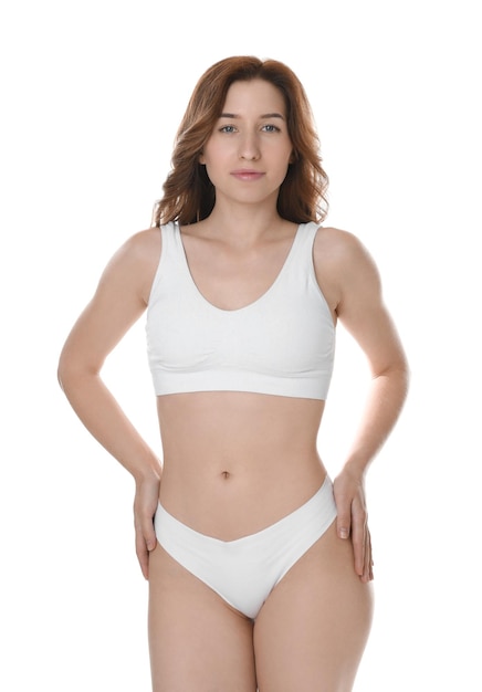 Mujer con cuerpo delgado posando sobre un fondo blanco