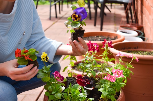 Mujer cuida las plantas del jardín