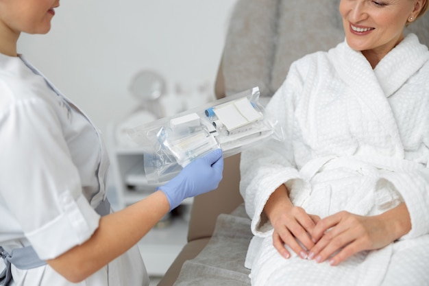 La mujer cuida su piel y realiza procedimientos de cosmetología y lazer.