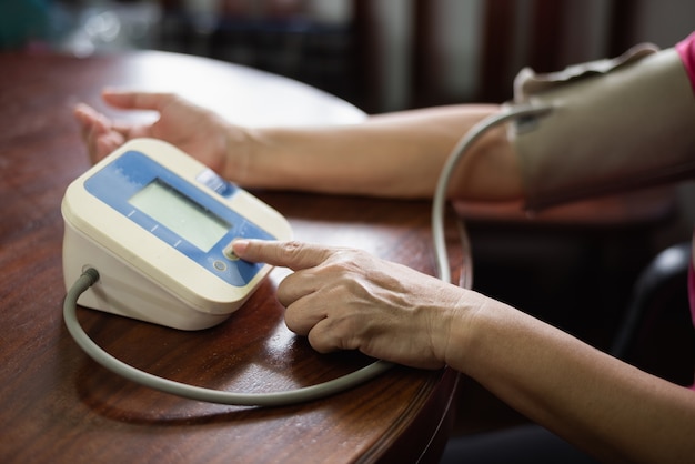 La mujer cuida su salud al controlar su presión arterial