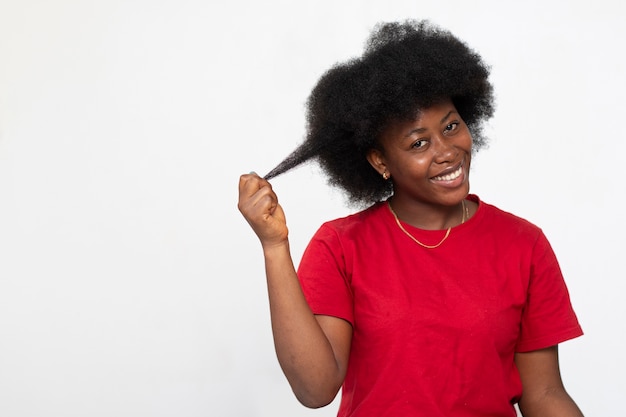 Foto mujer cuidando su cabello afro