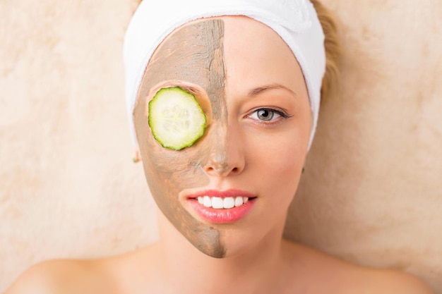 Mujer cuidando su rostro en tratamientos de spa