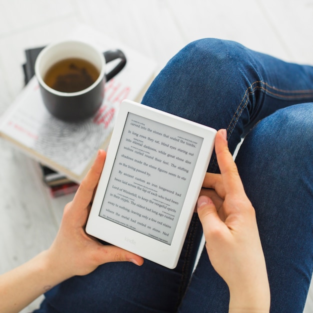 Mujer de cultivo leyendo e-book