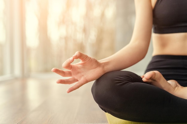 Mujer de cultivo meditando en el piso