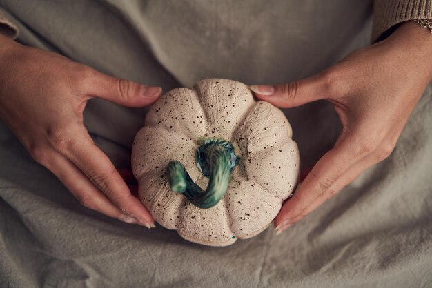 Mujer de cultivo poniendo caja de calabaza en la mesa