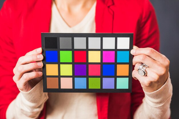 Foto mujer de cultivo con tablero de color