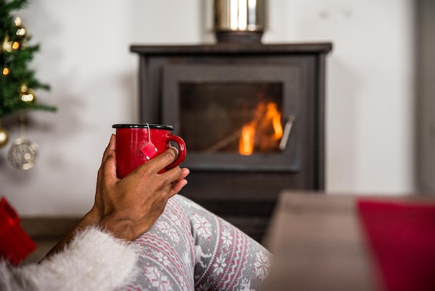 Mujer de cultivo con taza de té