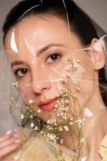 Foto mujer con curita flor y plástico en la cara