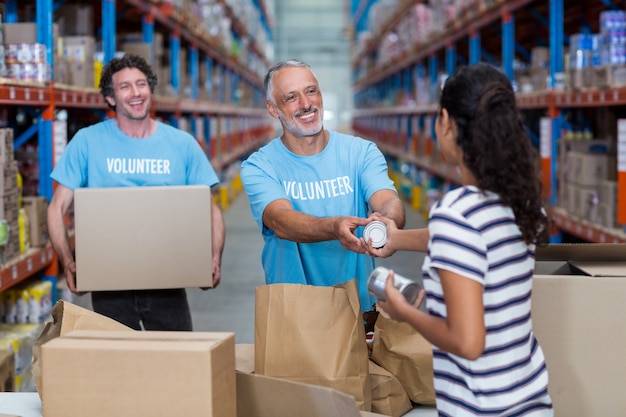 La mujer da algunos bienes para ser voluntario