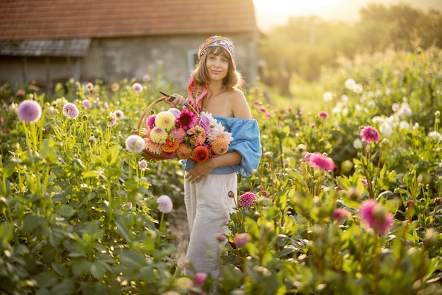 mujer, con, dalias, en, flor, granja