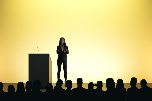 Mujer dando un discurso
