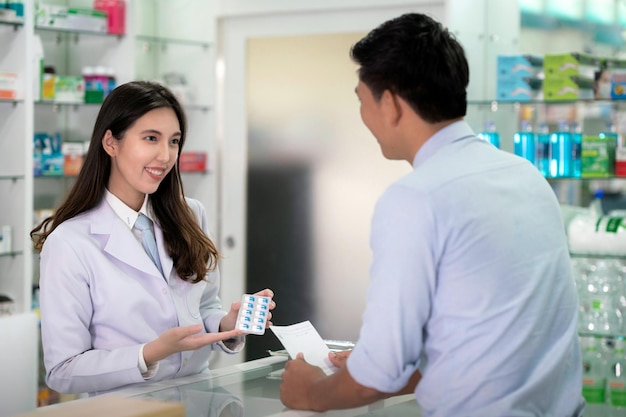 Foto mujer dando medicamentos a un cliente en la farmacia
