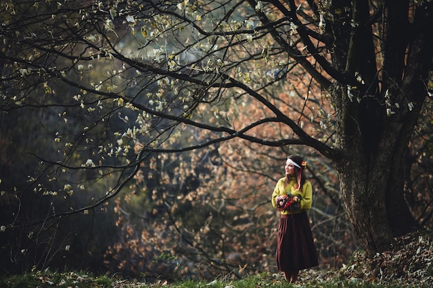 Mujer debajo de un árbol