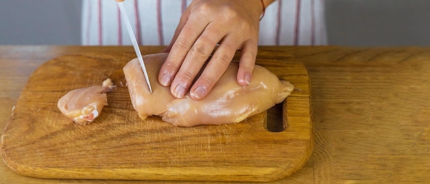 Mujer decapado de carne de pollo enfoque selectivo