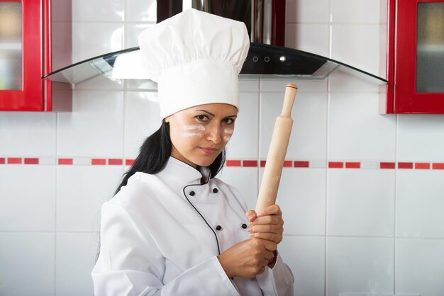 Mujer decidida en la cocina.