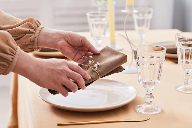 mujer, decoración, mesa de comedor, primer plano