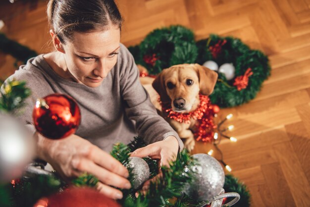 Mujer decorando un árbol de navidad