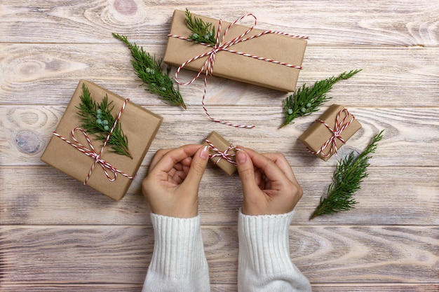 mujer decorando caja de regalo de Navidad