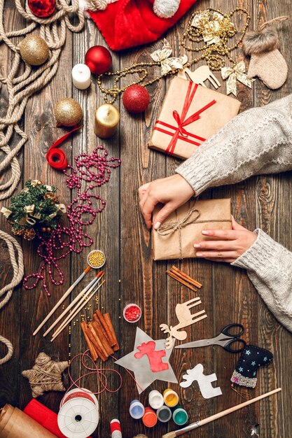 Mujer decorar caja con regalos de Navidad