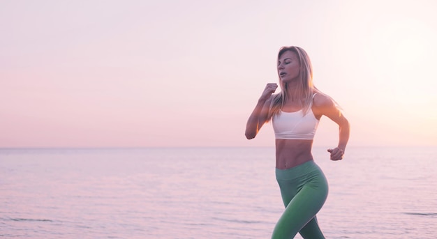 La mujer se dedica al ejercicio deportivo en la playa.