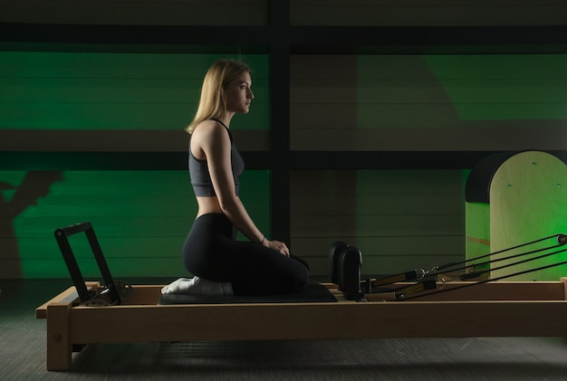 La mujer se dedica a Pilates. fitness y deportes