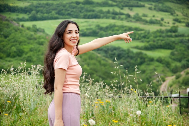 Mujer dedo mostrar hermosa montaña