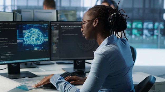 Mujer dejando el escritorio después de terminar las tareas de programación en el centro de datos de IA