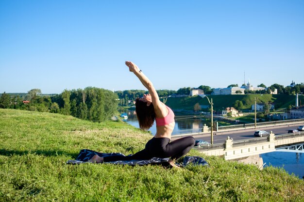 Mujer delgada atractiva o modelo que se extiende al aire libre. Concepto amor mañana.