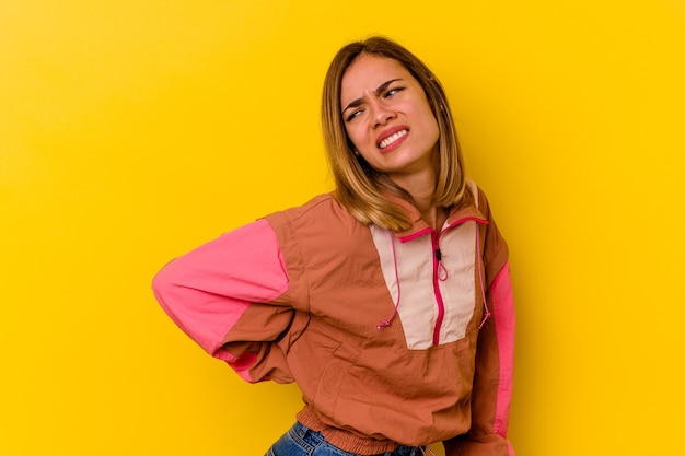 Foto mujer delgada caucásica joven que sufre un dolor de espalda.