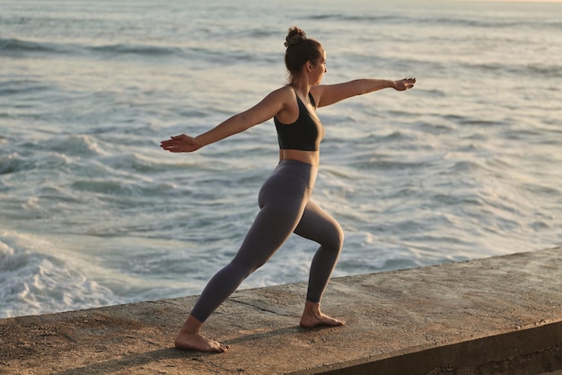 Mujer delgada haciendo yoga en pose