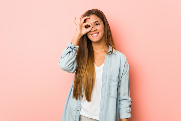 Foto la mujer delgada joven excitó guardar gesto aceptable en ojo.