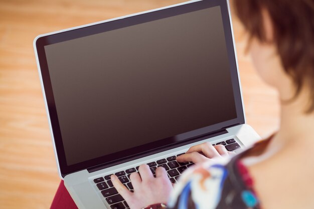 Mujer delgada usando una computadora portátil