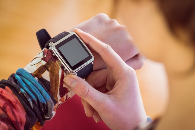 Mujer delgada usando su reloj inteligente