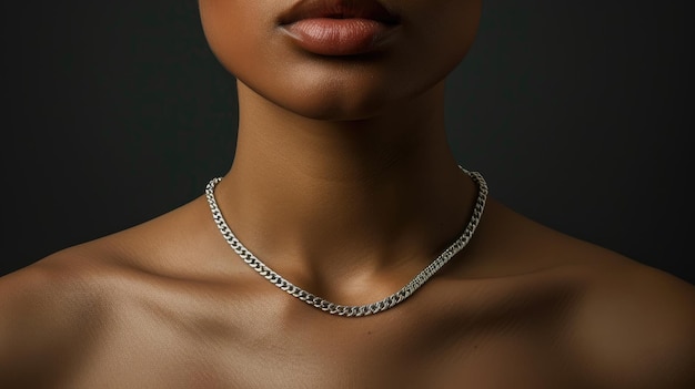 Mujer con un delicado collar de cadena Concepto de belleza