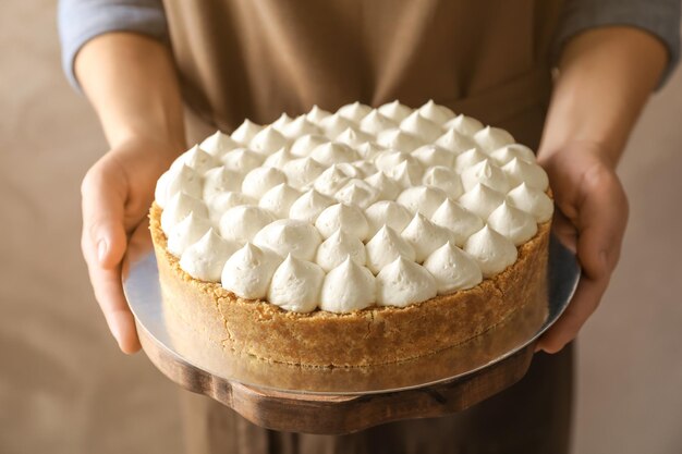 Foto mujer con un delicioso pastel de plátano en primer plano