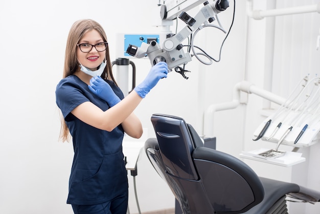 Mujer dentista en la clínica en uniforme