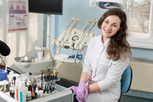 Mujer dentista en consultorio dental