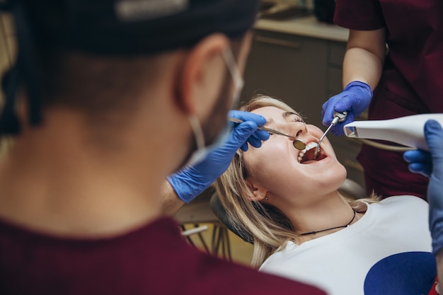 Mujer, en, dentista, habitación