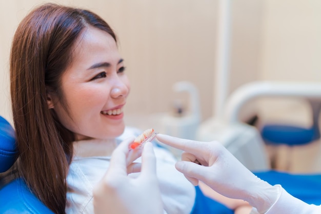 Mujer con dentista en el hospital