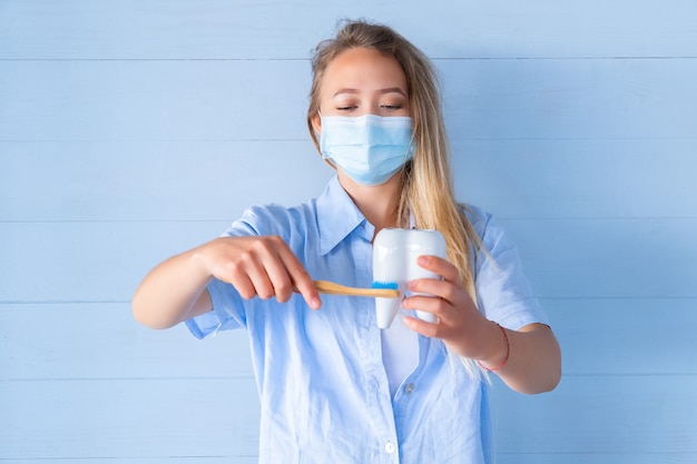 Mujer dentista en mascarilla quirúrgica