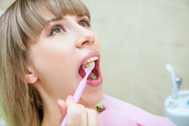 Mujer en el dentista para prevención dental