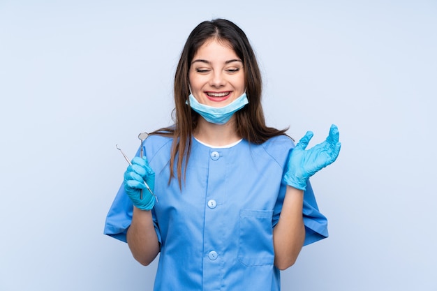 Mujer dentista sobre pared aislada