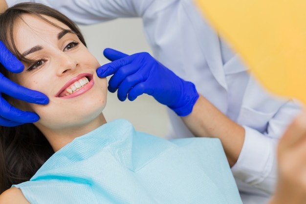 Mujer, en, dentista, sonriente