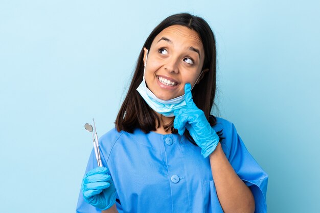 mujer dentista sosteniendo herramientas